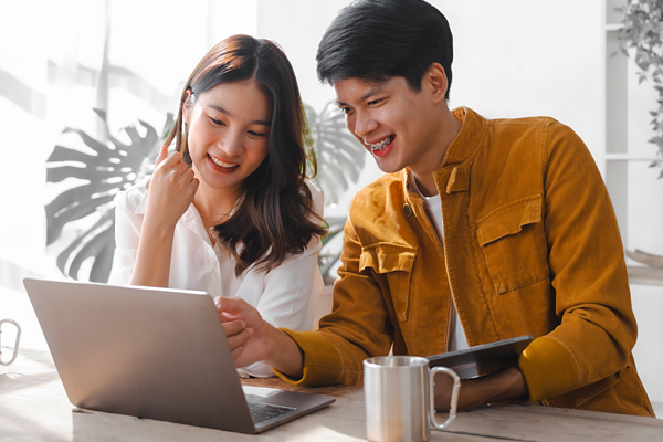 interior-inset-couple-looking-at-computer